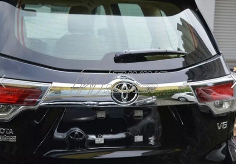 Окантовка логотипа на заднюю дверь Toyota Highlander - Накладки